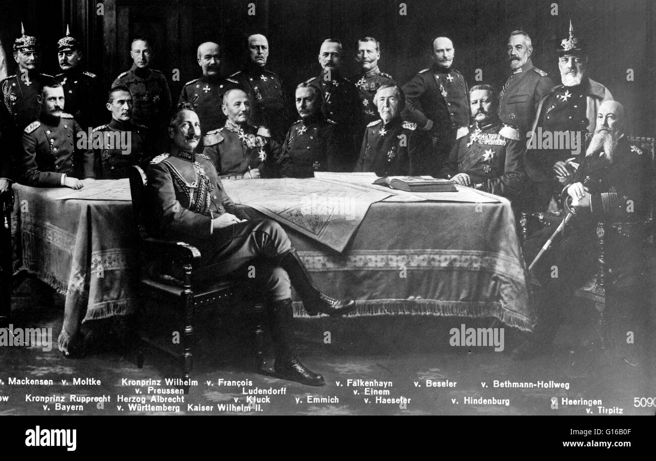 Fotografia mostra il Kaiser tedesco Wilhelm II con i suoi generali durante la I guerra mondiale: in piedi da sinistra a destra: von Bulow, von Mackensen, von Molike, Crown Prince William of Prussia, von Francois, Ludendorff, von Falkenheyn, von Eimen, von Beseler, von Bethman-Ho Foto Stock