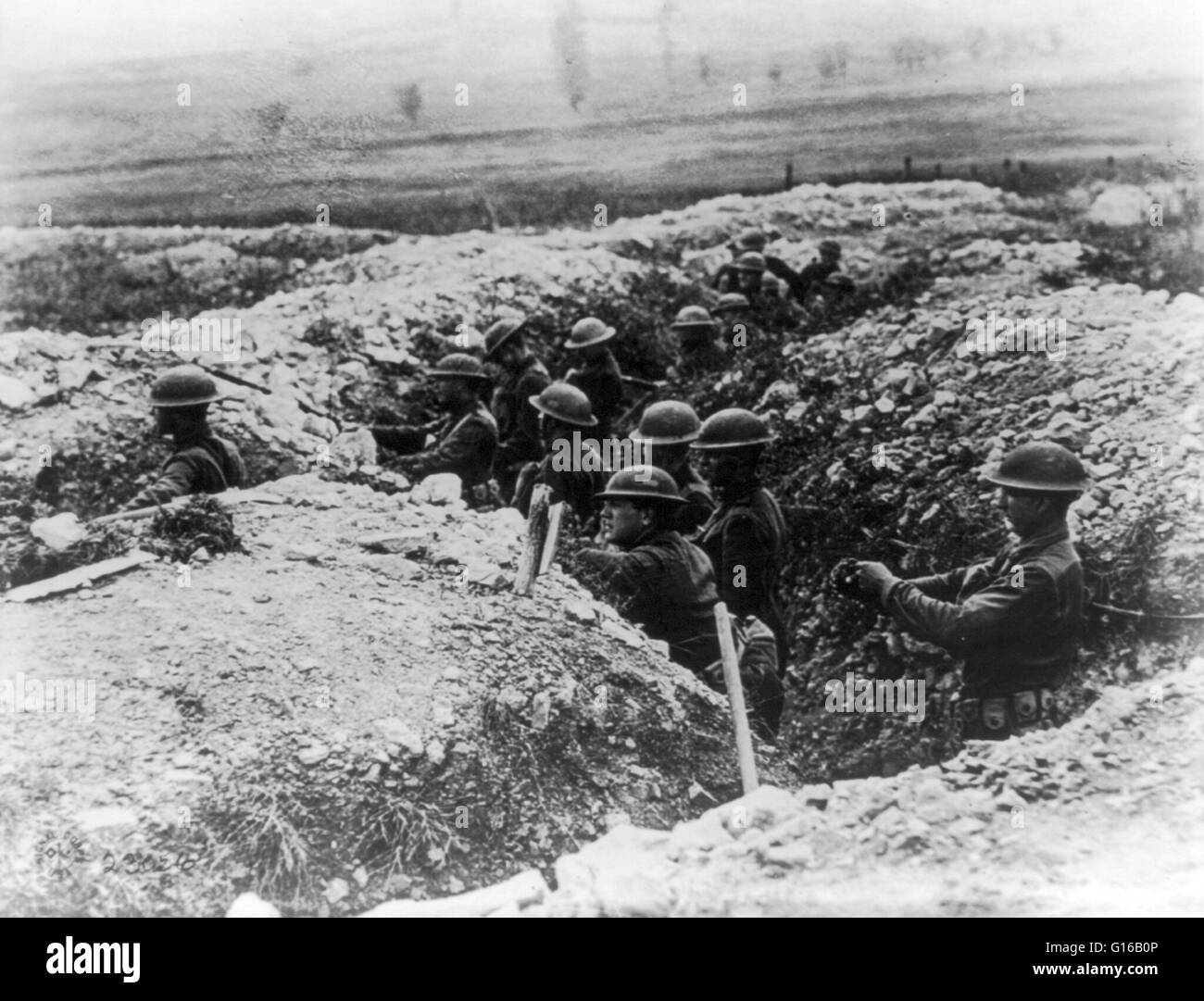 I soldati americani in trincee, Francia, 1918. Una guerra di trincea è una forma di guerra di terra occupata utilizzando linee di combattimento che consiste in gran parte di trincee, in cui le truppe sono notevolmente protetta dal nemico di fuoco di armi leggere e sono sostanzialmente sheltere Foto Stock I soldati americani in trincee, Francia, 1918. Una guerra di trincea è una forma di guerra di terra occupata utilizzando linee di combattimento che consiste in gran parte di trincee, in cui le truppe sono notevolmente protetta dal nemico di fuoco di armi leggere e sono sostanzialmente sheltere Foto Stock