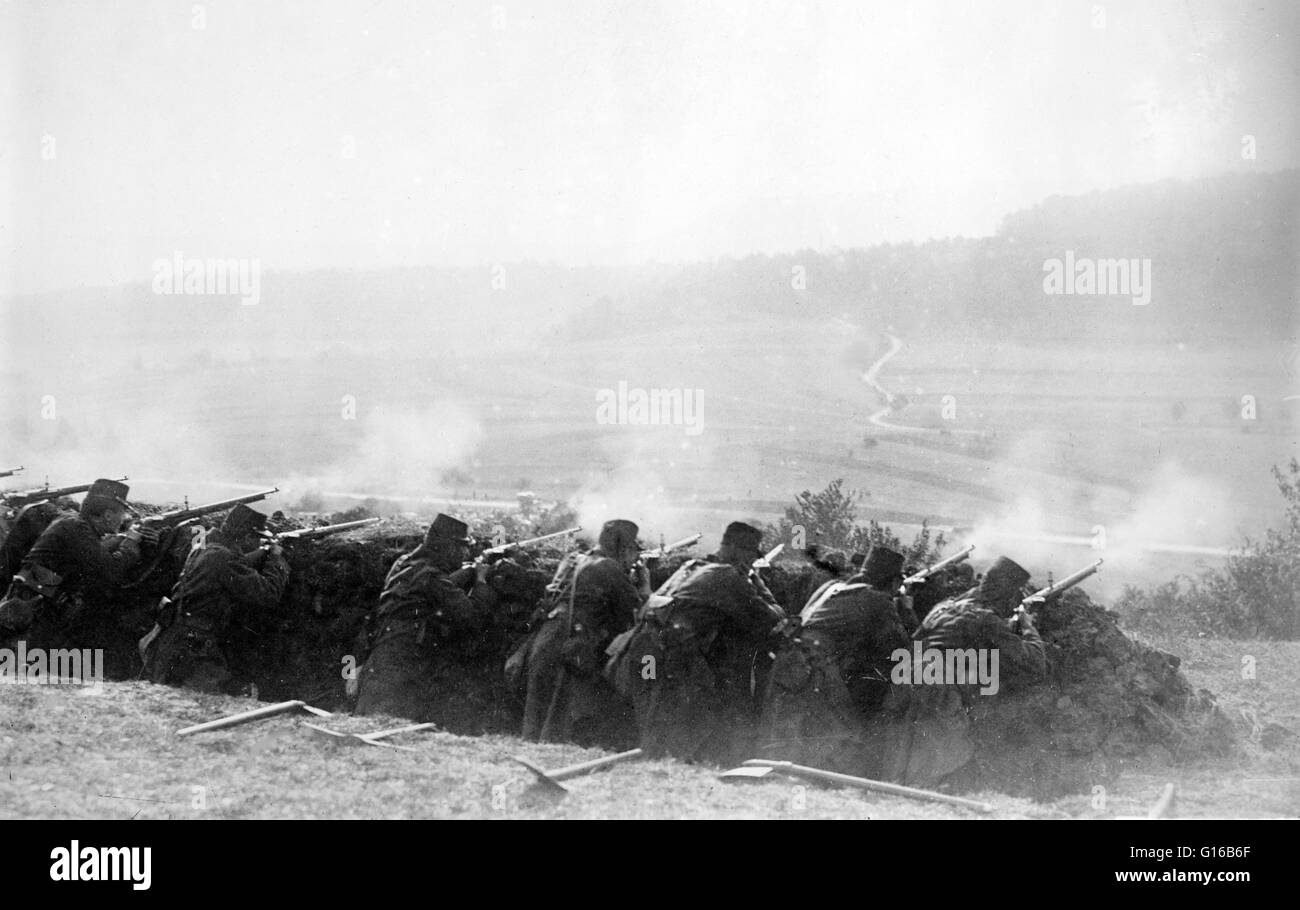 Fanteria francese sparare da scavo all'inizio della prima guerra mondiale nel gennaio 1914, l'esercito francese aveva 47 divisioni, composta da 777,000 soldati francesi e di 47.000 truppe coloniali. Un altro 2,9 milioni di uomini sono stati mobilitati in estate di 1914, e pesanti Foto Stock