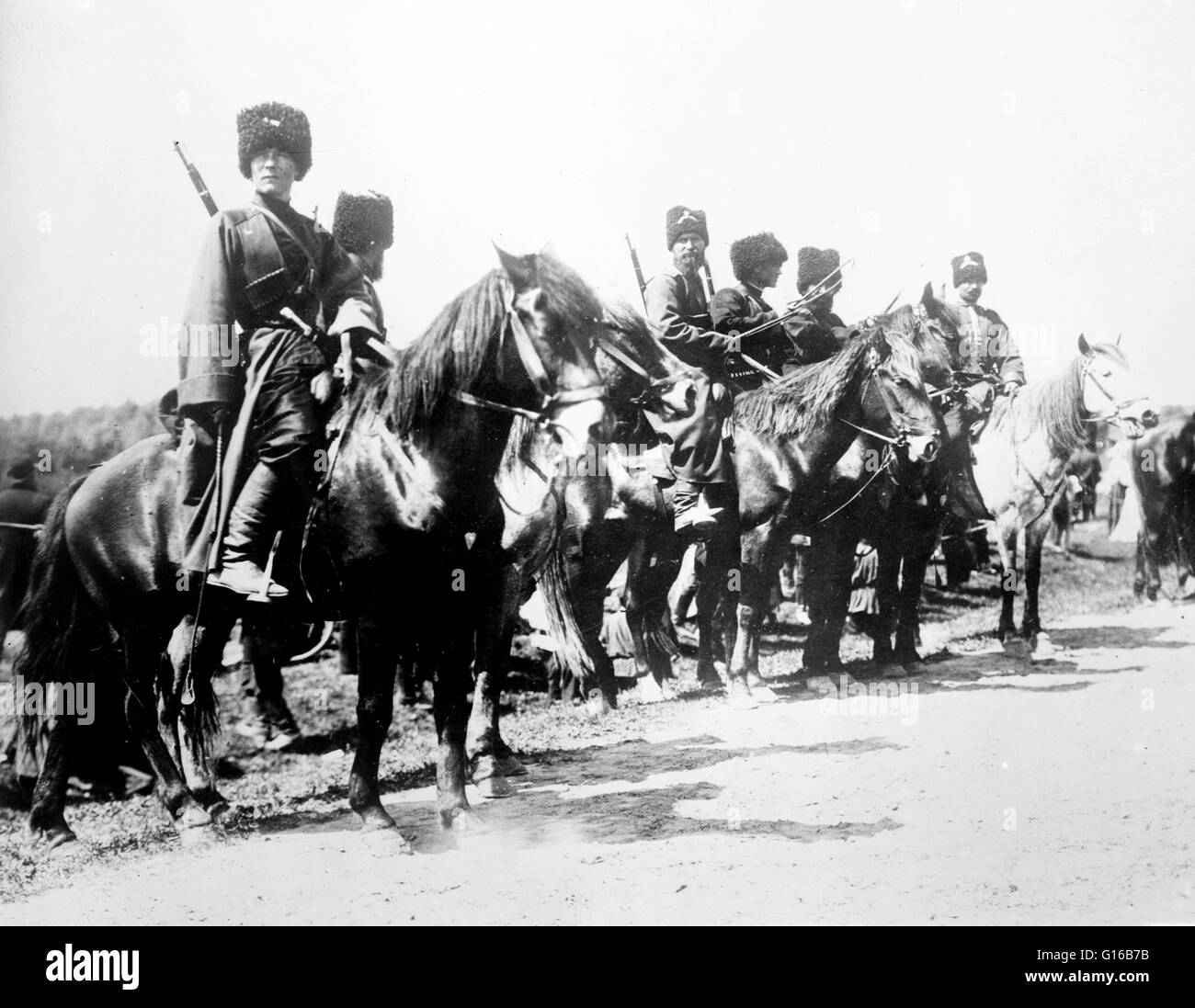 Cosacchi russi durante la Prima Guerra Mondiale allo scoppio della Prima Guerra Mondiale i cosacchi montata composta 38 reggimenti, più alcuni battaglioni di fanteria e 52 cavalli batterie di artiglieria. Dal 1916 la loro forza di guerra aveva espanso a 160 reggimenti plus 176 independen Foto Stock
