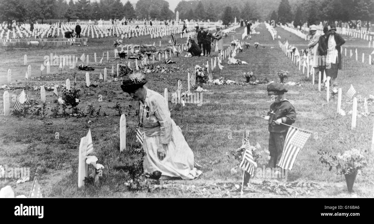 Il Cimitero di Arlington. Donna in ginocchio e boy holding bandiera. Altri decorano le tombe di coloro che hanno fatto il sacrificio supremo in WWI. In data 30 maggio 1929 dal National foto Azienda Collection. Al Cimitero Nazionale di Arlington, nella contea di Arlington, Virginia, Foto Stock