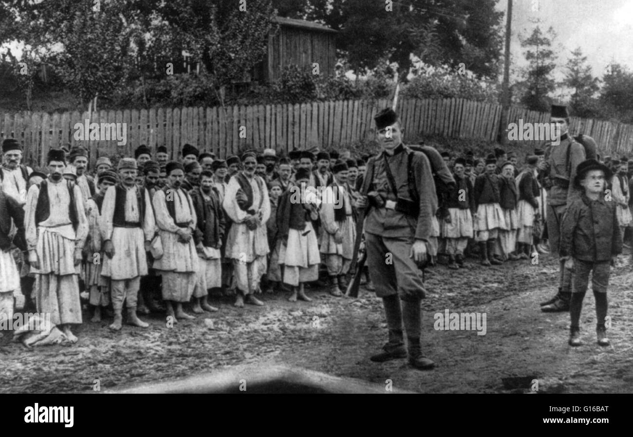 Un folto gruppo di soldati serbi, la maggior parte sono a piedi nudi, acquisite a Kreka, vicino a Tuzla, Austria-Ungheria (ora la Bosnia e Erzegovina). La campagna serba della Prima Guerra Mondiale combattuta a partire dalla fine di luglio 1914, quando Austria-ungheria invasero il regno di Serbia Foto Stock