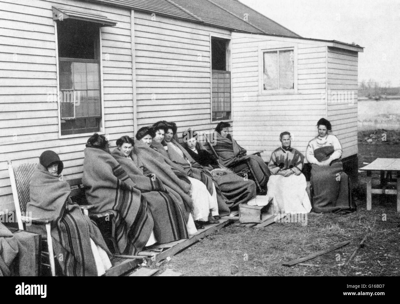 Didascalie: 'Mary Mallon, al meglio conosciuto come il tifo Maria, siede il quarto da destra, tra un gruppo di detenuti in quarantena in un isola nel Long Island Sound." Maria Padre Mallon ha (23 settembre 1869 - 11 novembre 1938), meglio noto come il tifo Maria, wa Foto Stock