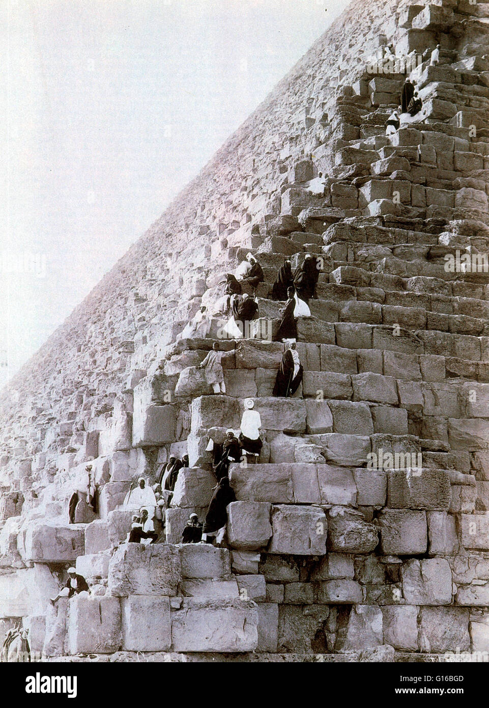 Didascalia: 'L'ascesa della Grande Piramide, circa 1860-1890." La Grande Piramide di Giza (noto anche come la piramide di Khufu o la piramide di Cheope) è la più antica e la più grande delle tre piramidi nella Necropoli di Giza confinanti con che cosa ora è El Giza, Egyp Foto Stock