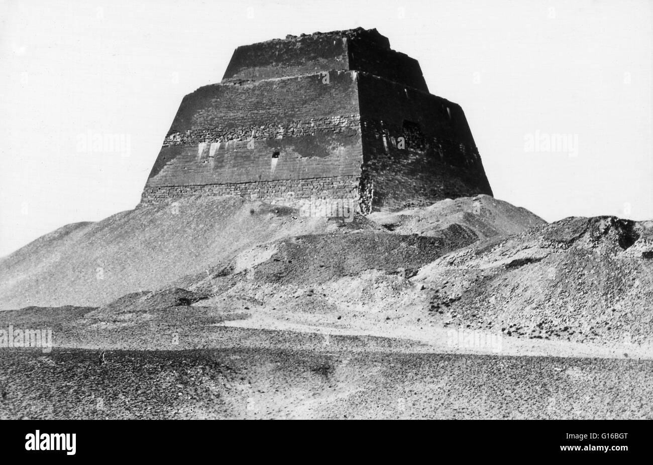 Didascalia: '1879, Pirámide de Meidum.' Meidum o Maidum è la sede di un grande piramide e diversi grandi mattoni di fango mastabas. La piramide di Meidum si ritiene sia stata costruita originariamente per Huni, l'ultimo faraone della terza Dinastia, e fu continu Foto Stock