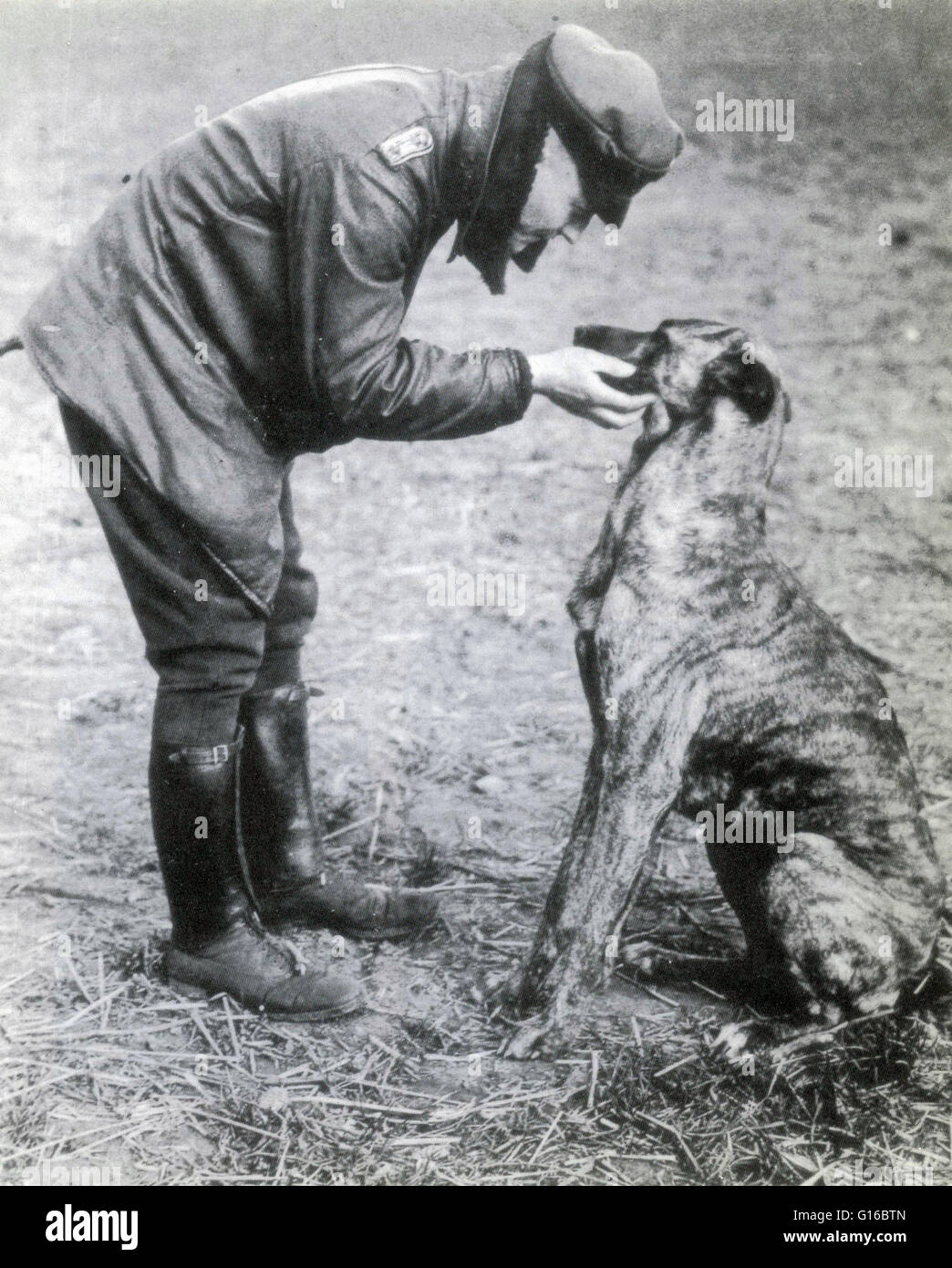 Il Barone Rosso con il suo cane, Moritz. Manfred Albrecht Freiherr von Richthofen (2 maggio 1892 - 21 Aprile 1918) era un tedesco WWI flying ace con l'Imperial Esercito Tedesco Air Service (Luftstreitkräfte). Originariamente un cavalryman, egli ha trasferito all'aria Servic Foto Stock