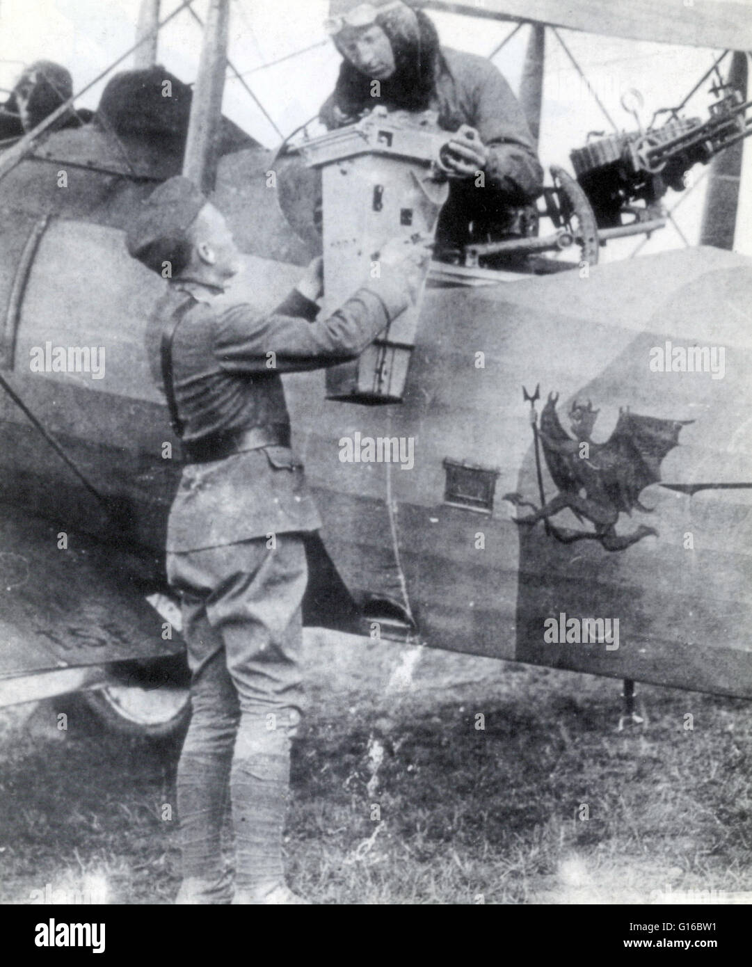 L'uso della fotografia aerea rapidamente maturato durante la prima guerra mondiale, come aeromobili utilizzati per fini di ricognizione sono stati attrezzati con telecamere di registrare i movimenti dei nemici e difese. Il Royal Flying Corps recon i piloti hanno iniziato a utilizzare le telecamere per la registrazione del loro observa Foto Stock