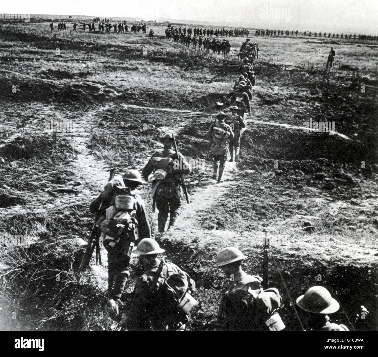 Didascalia: 'canadese truppe anticipo anticipo verso il Canal du Nord, 27 settembre 1918. La linea Hindenburg è stato violato dopo un violento bombardamento preliminare." La Battaglia del Canal du Nord era parte di una generale offensiva alleata contro la posizione tedesca Foto Stock