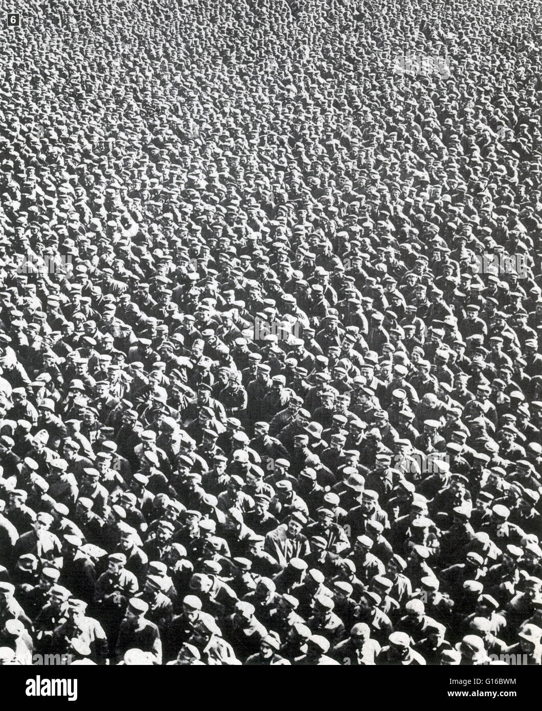 Didascalia: 'Prigionieri in una radura depot in Abbeville dopo la battaglia di San Quintino Canal, 1918." La Battaglia di San Quintino Canal è stata una battaglia di imperniamento della prima guerra mondiale che ha avuto inizio il 29 settembre 1918 e coinvolti British, australiane e delle forze americane in Foto Stock