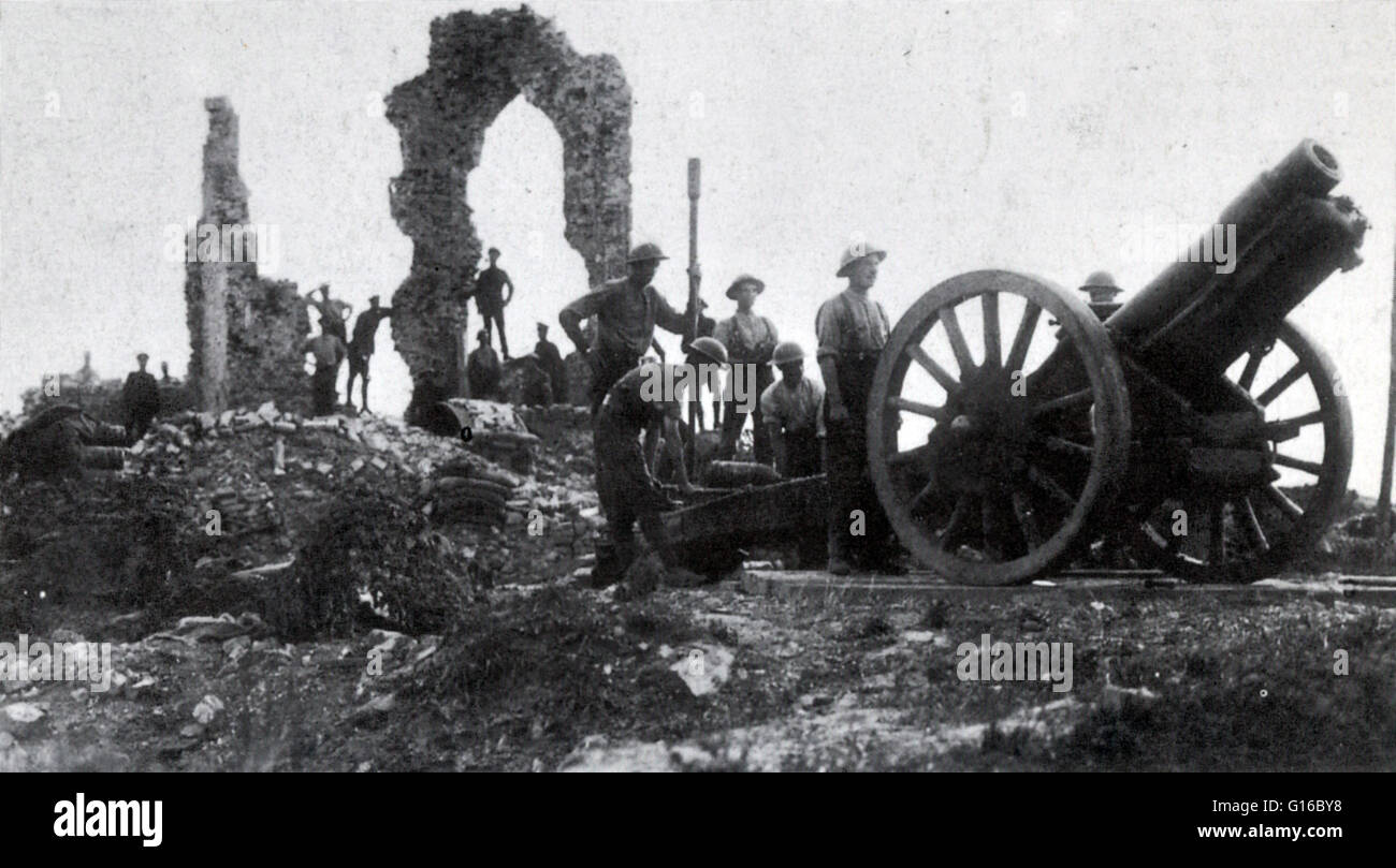 British 6 pollici obice equipaggio, Agosto 1917. L'Ordnance BL 6 pollice 26cwt obice era un obice britannico utilizzato durante la prima guerra mondiale. Esso è stato originariamente trainato da cavalli ma dal 1916 in poi è stato comunemente trainato da una trazione a 4 ruote motrici 3 ton autocarro come campo pesante artiglieria. Th Foto Stock