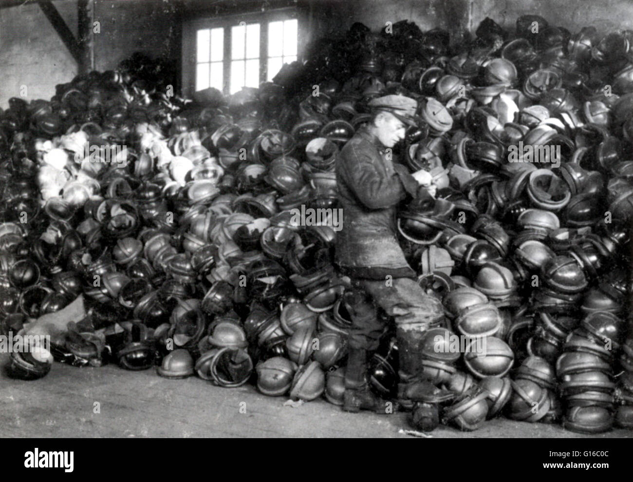 Eccedenze di caschi. Il Trattato di Versailles era uno dei trattati di pace al fine di WW. È stato firmato il 28 giugno 1919, esattamente cinque anni dopo l'assassinio dell'arciduca Franz Ferdinand. Sebbene l'armistizio firmato il 11 novembre 1918, terminata th Foto Stock