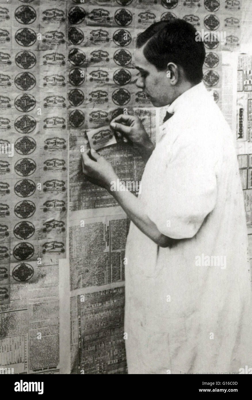 Più conveniente di sfondo. Banconote decorano le pareti di un appartamento in tedesco. In ordine di pagare i costi elevati della prima guerra mondiale, la Germania ha sospeso la convertibilità della sua moneta in oro quando che scoppiò la guerra. Il Kaiser tedesco e il Parlamento europeo hanno deciso senza op Foto Stock