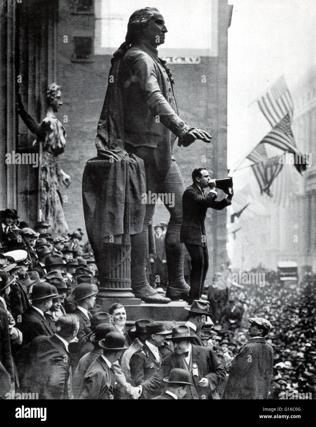Douglas Fairbanks, star di cinema, parlando di fronte all'edificio Sub-Treasury, New York City, all'aiuto il terzo prestito Liberty. Un legame di Liberty è stata una guerra legame che è stato venduto negli Stati Uniti per sostenere la causa alleata nella prima guerra mondiale. La sottoscrizione di obbligazioni è diventato Foto Stock