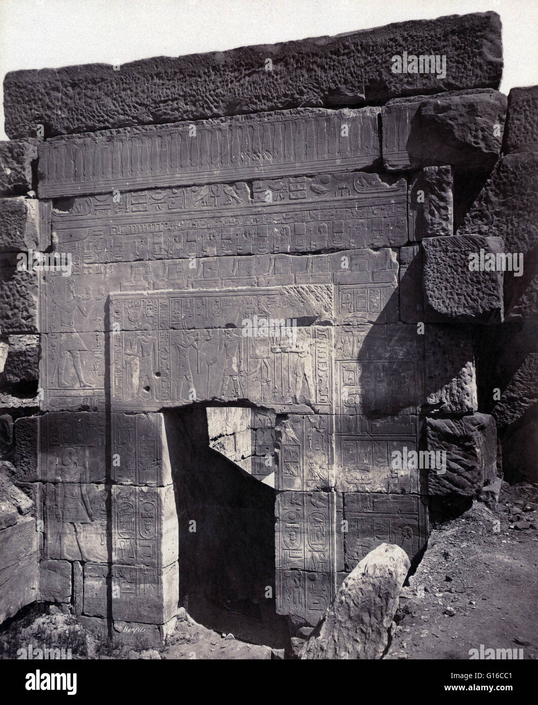 Ingresso al santuario del tempio di Thutmosi III, Tebe, fotografata da Maison Bonfils, circa 1867-1885. Il Tempio di Thutmosi III a Deir el-Bahari è stato dedicato principalmente al dio Amon, sia in forma di Amon-ra e Amun-Kamutef, e probabilmente Foto Stock