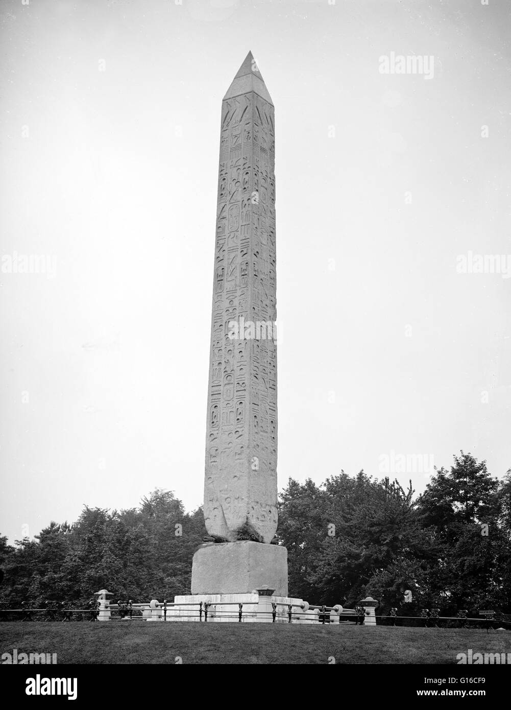 Cleopatra Needle a Central Park di New York, accreditato al Detroit Publishing Company, 1903. Cleopatra Needle è il nome popolare per ciascuno dei tre antichi obelischi egiziani ri-eretta a Londra, Parigi e New York City durante il XIX secolo. Tutti Foto Stock