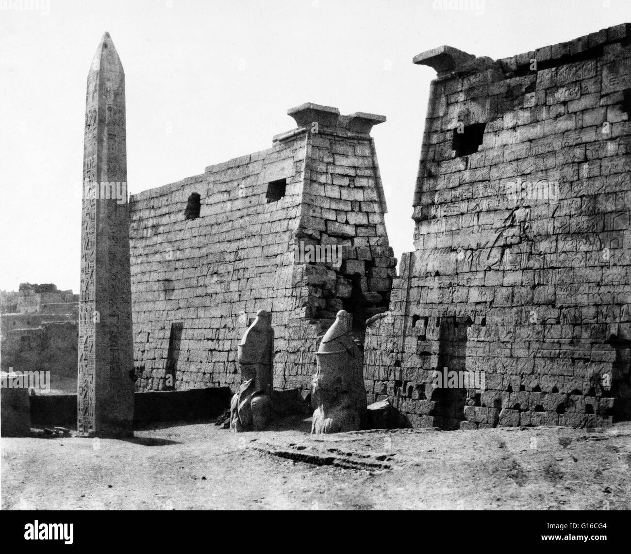 Il rimanente obelisco al Tempio di Luxor Pilone, Egitto fotografata da Felix Teynard, 1858. Tempio di Luxor è un grande antico tempio Egizio complesso situato sulla riva orientale del Nilo nella città oggi conosciuta come Luxor (antica Tebe) e fu fondato nel Foto Stock