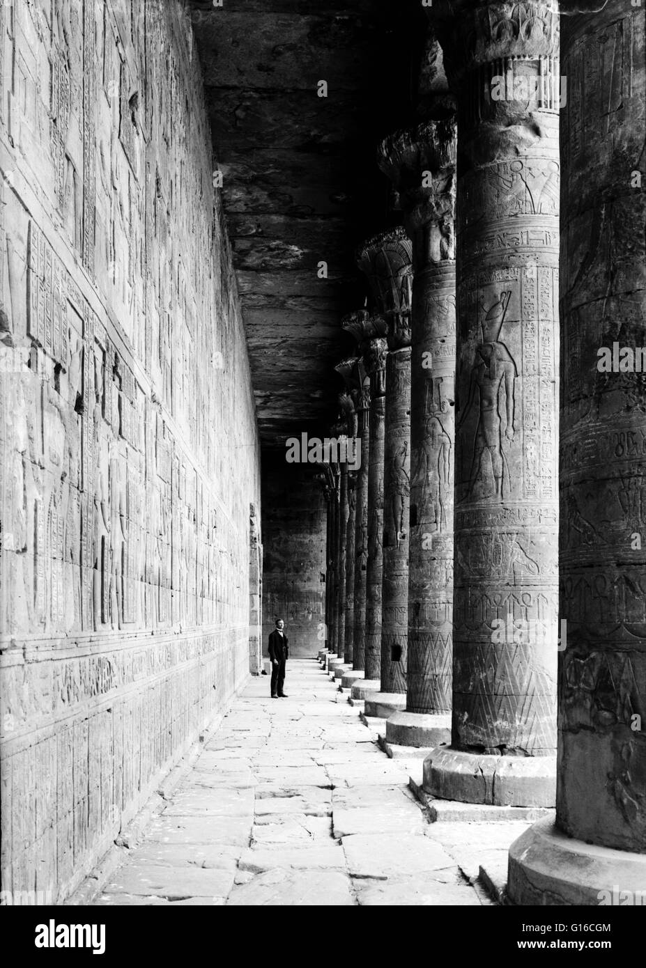 Titolo: "Tempio di Horus Edfu. Colonnato in corte mostra sculture su pilastri" fotografato da American Colony Gerusalemme circa 1900-1920. Il Tempio di Edfu è un antico tempio Egizio situato sulla sponda ovest del Nilo nella città di Edfu che era Foto Stock