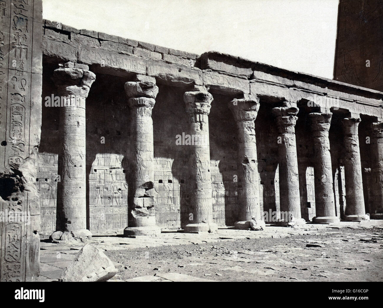 Le colonne e la parete con geroglifici del tempio di Edfu fotografata da Maison Bonfils circa 1867-1885. Il Tempio di Edfu è un antico tempio Egizio situato sulla sponda ovest del Nilo nella città di Edfu che era noto in tempi greco-romana come Apo Foto Stock