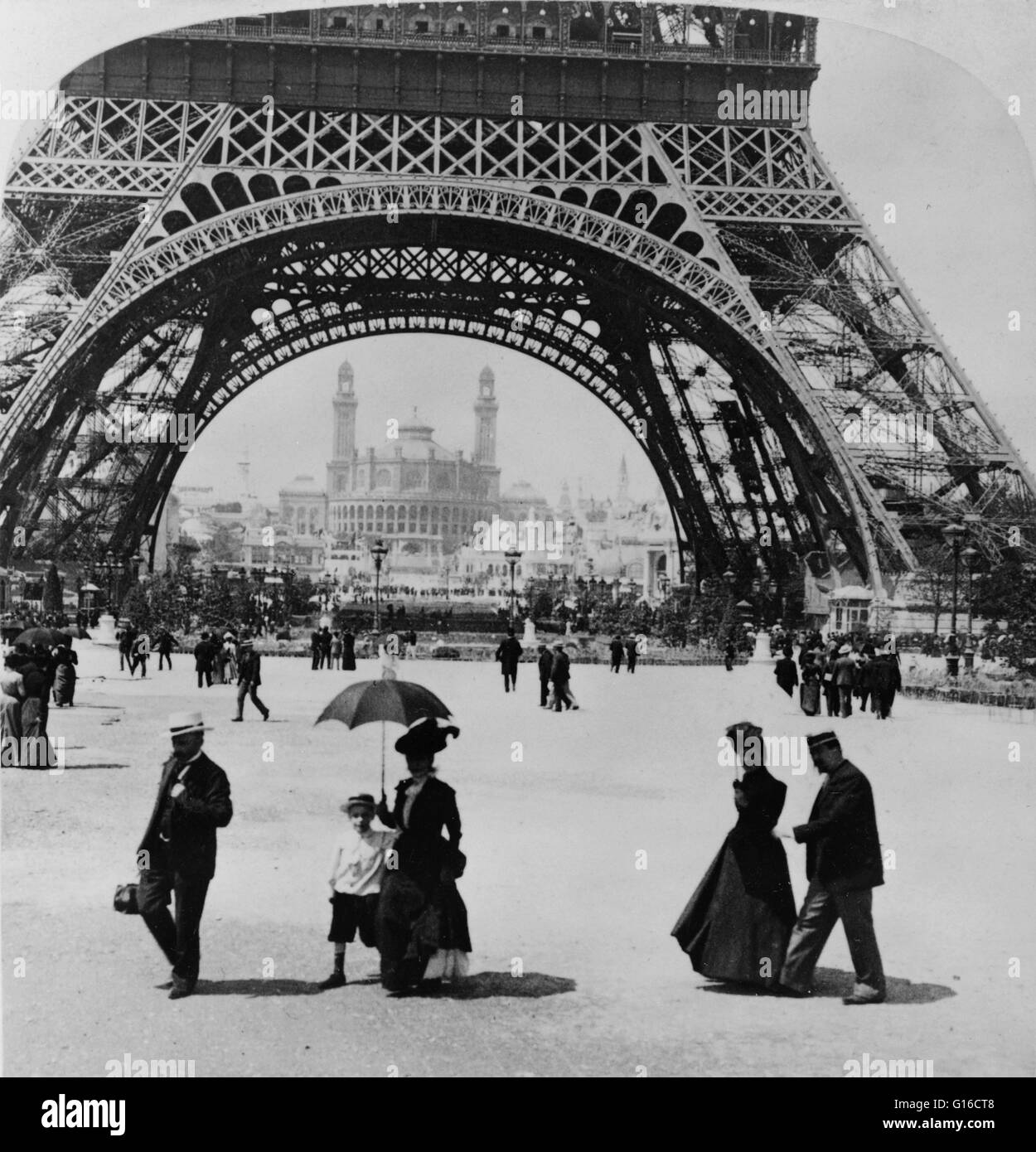Underwood & Underwood stereografia card guardando attraverso la Torre Eiffel al Trocadero e sezione coloniale, esposizione 1900. La Exposition Universelle di 1900 era una fiera mondiale tenutasi a Parigi, Francia, per celebrare i successi del passato secolo e Foto Stock