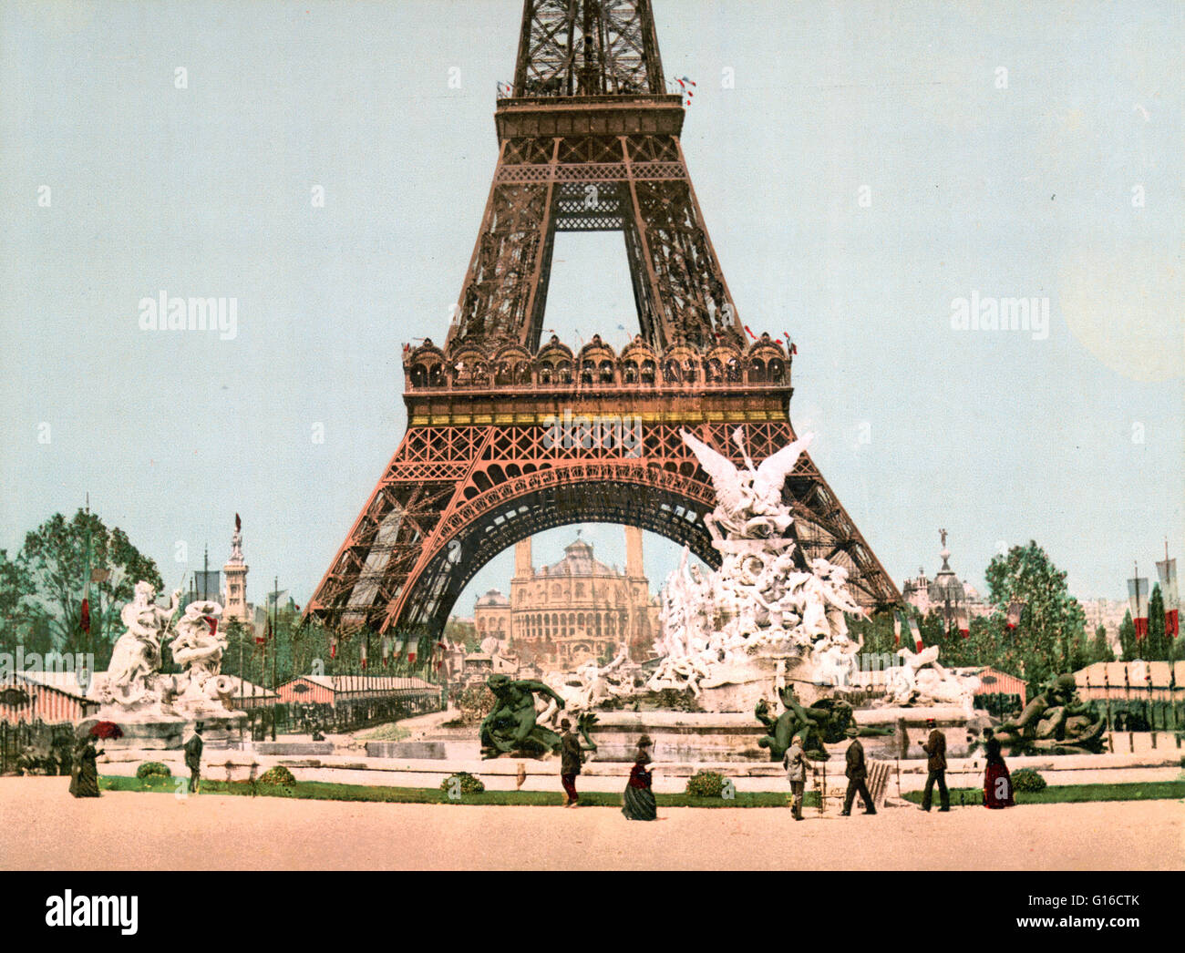 La Torre Eiffel e la fontana. La Exposition Universelle di 1900 era una fiera mondiale tenutasi a Parigi, Francia, per celebrare i successi del secolo scorso e di accelerare lo sviluppo nel successivo. La Torre Eiffel (La Tour Eiffel) è un reticolo di ferro il traino Foto Stock