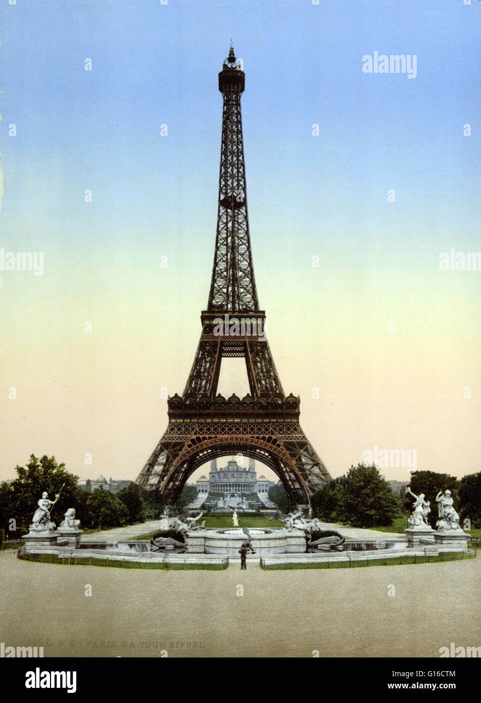 Torre Eiffel guardando verso il Palais du Trocadéro, Parigi, Francia, circa 1890-1900. La Torre Eiffel (La Tour Eiffel) è un reticolo di ferro torre situata su Champ de Mars a Parigi. È stato chiamato dopo l'ingegnere Gustave Eiffel, la cui azienda ha progettato un Foto Stock