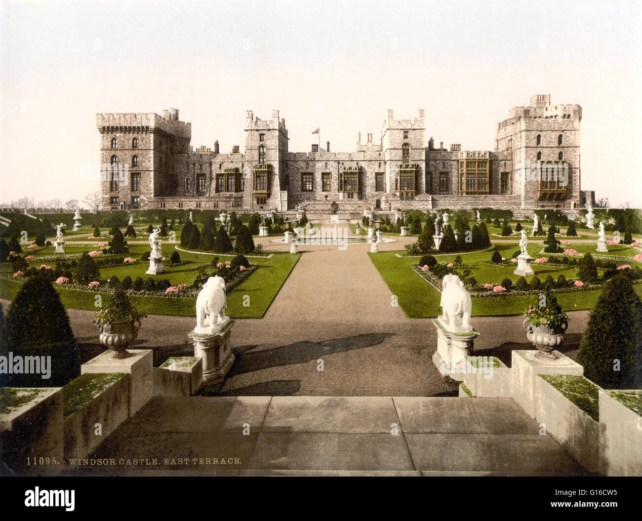 Windsor, Est terrazza, Inghilterra. Il Castello di Windsor è una residenza reale di Windsor nella contea inglese del Berkshire. Il castello è notevole per la sua lunga associazione con la famiglia reale britannica e per la sua architettura. Il castello originale è stato costruito nella Foto Stock