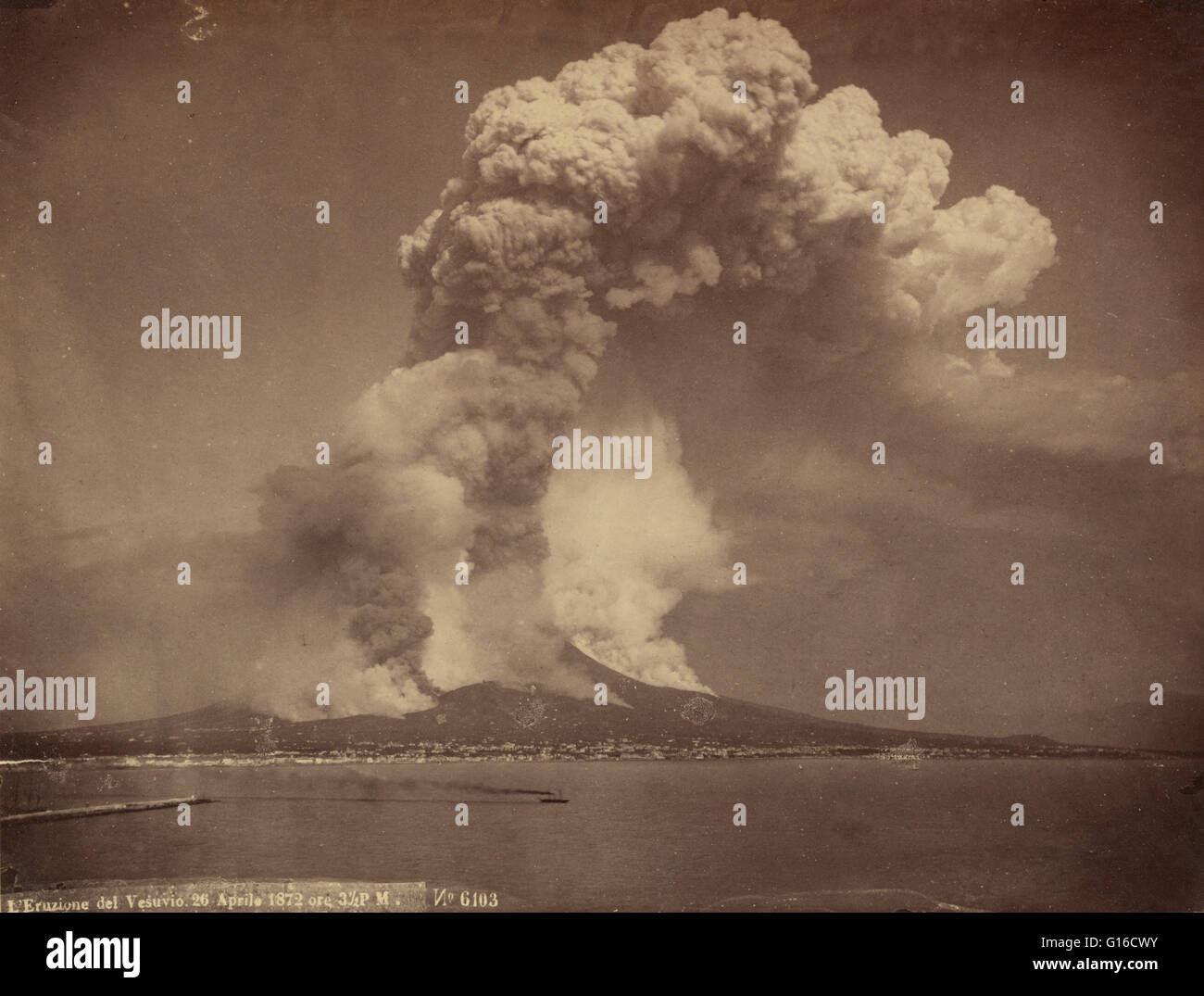 Dal titolo: 'L'eruzione del Vesuvio, 26 Aprile 1872 ore, 3 1/2 PM. " fotografia mostra una eruzione al Monte Vesuvio produca una alta colonna di fumo e cenere sopra il vulcano. Il Vesuvio è uno stratovulcano nel Golfo di Napoli, Italia, meglio conosciuta per i suoi e Foto Stock