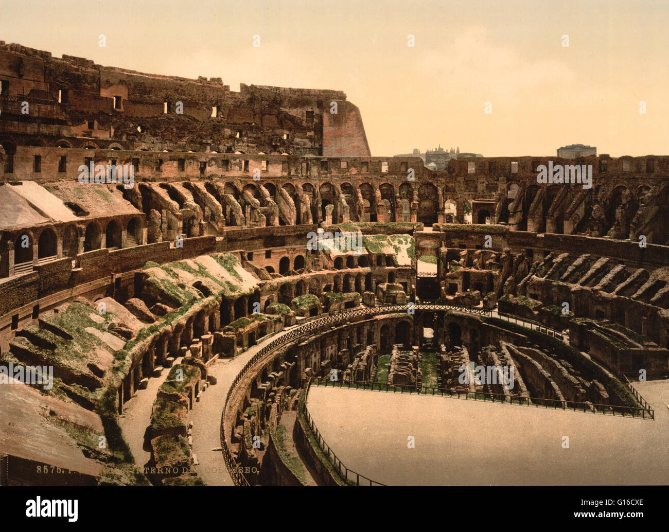 Il Colosseo è un anfiteatro ellittico nel centro della città di Roma, Italia. Costruito in cemento e pietra, era il più grande anfiteatro dell'Impero Romano, ed è considerato uno dei più grandi opere di architettura romana e di ingegneria. Ho Foto Stock