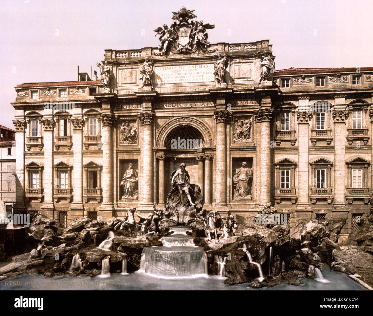 Fontana di Trevi è una fontana di Trevi a Roma, Italia, progettato dall'architetto italiano Nicola Salvi e completato da Pietro Bracci. In piedi 86 metri di altezza e 161 metri di larghezza, è la più grande fontana barocca della città e uno dei più famou Foto Stock