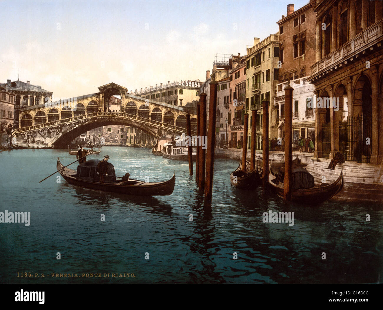 Il Ponte di Rialto è uno dei quattro ponti che attraversano il Canal Grande a Venezia, Italia. Esso è il più antico ponte sul canale ed era la linea di demarcazione per i quartieri di San Marco e San Polo. Al primo incrocio a secco del Canal Grande è stato un pontoo Foto Stock