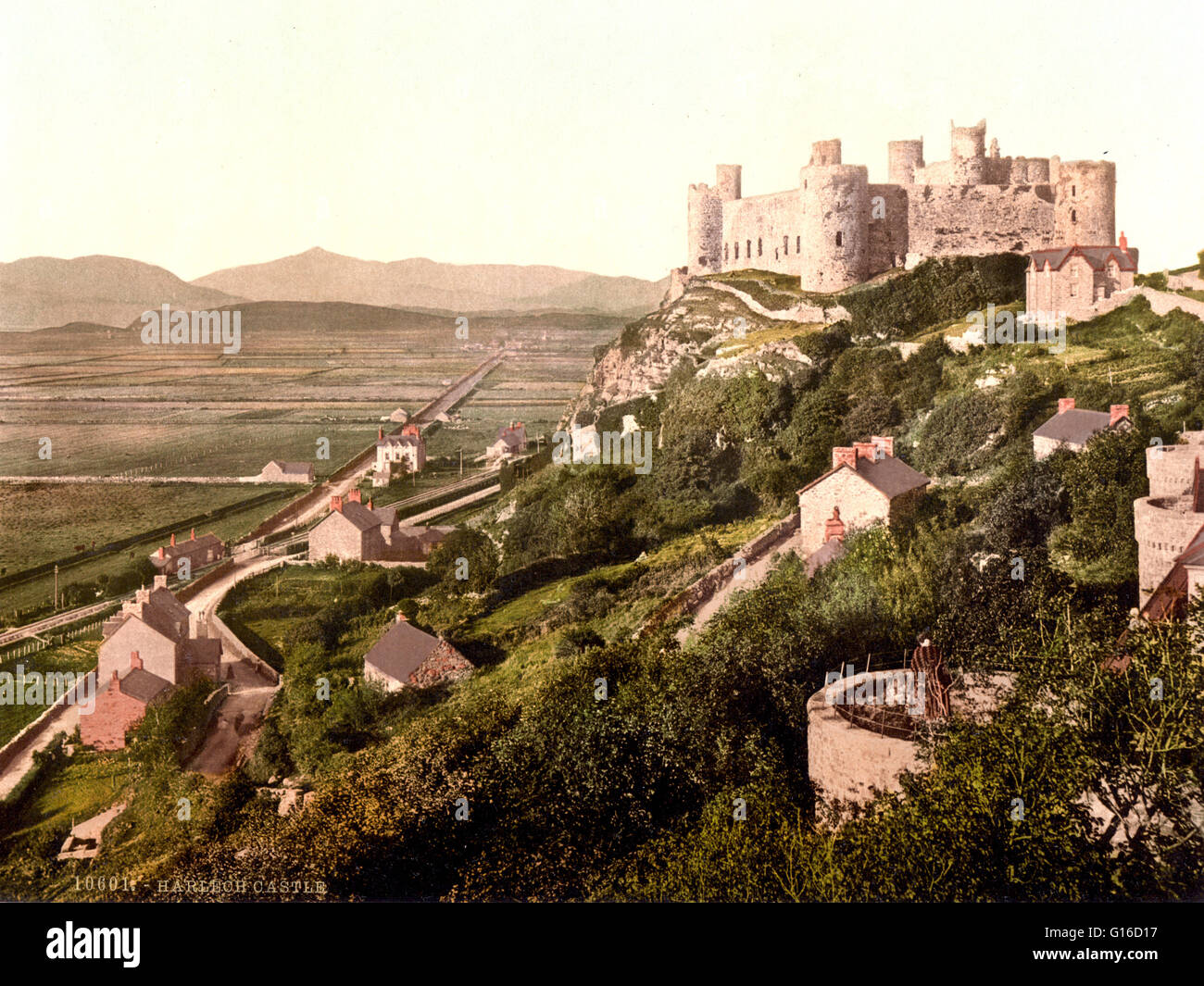 Harlech Castle, situato a Harlech, Gwynedd, Galles, è una fortificazione medievale, costruito in cima ad uno sperone di roccia vicino al mare d' Irlanda. Fu costruito da Edoardo I durante la sua invasione del Galles tra il 1282 e il 1289. Durante il XV secolo la guerra dei Roses Foto Stock