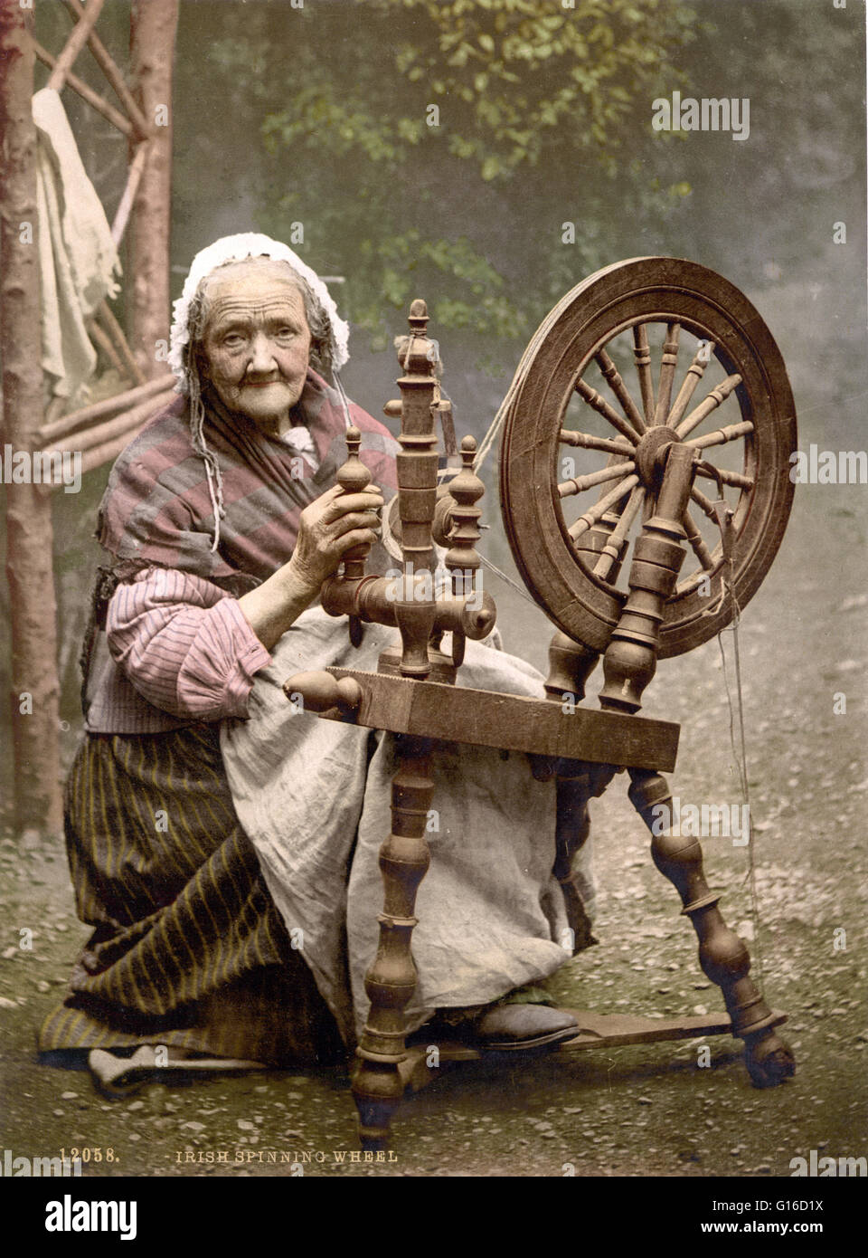 Irish spinner e ruota di filatura. Contea di Galway, Irlanda fotografata da Detroit Publishing Company circa 1890-1900. Una ruota di filatura è un dispositivo per la filatura filo o filato di fibre naturali o sintetiche. Ruote di filatura è comparso in Asia, probabilmente Foto Stock