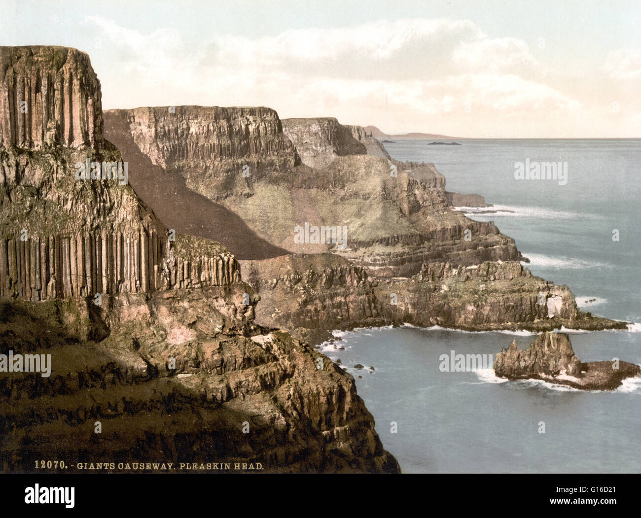 Testa Pleaskin, Giant's Causeway, County Antrim fotografata da Detroit Publishing Company circa 1890-1900. Il Selciato del gigante è un area di circa 40.000 ad incastro le colonne di basalto, il risultato di una antica eruzione vulcanica. Le sommità delle colonne Foto Stock