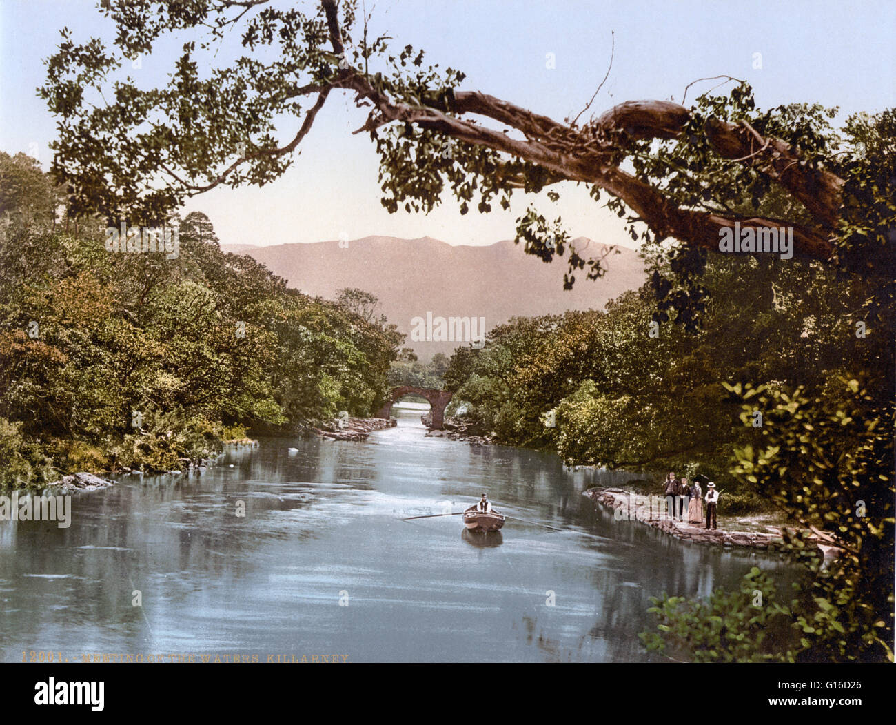 Incontro delle Acque, Killarney, County Kerry, Irlanda fotografata da Detroit Publishing Company circa 1890-1900. Stampa mostra la zona tra il Lough Leane e Muckross Lake. I laghi di Killarney sono una famosa attrazione di New Scenic 5 posti si trova vicino a Killarney, Foto Stock