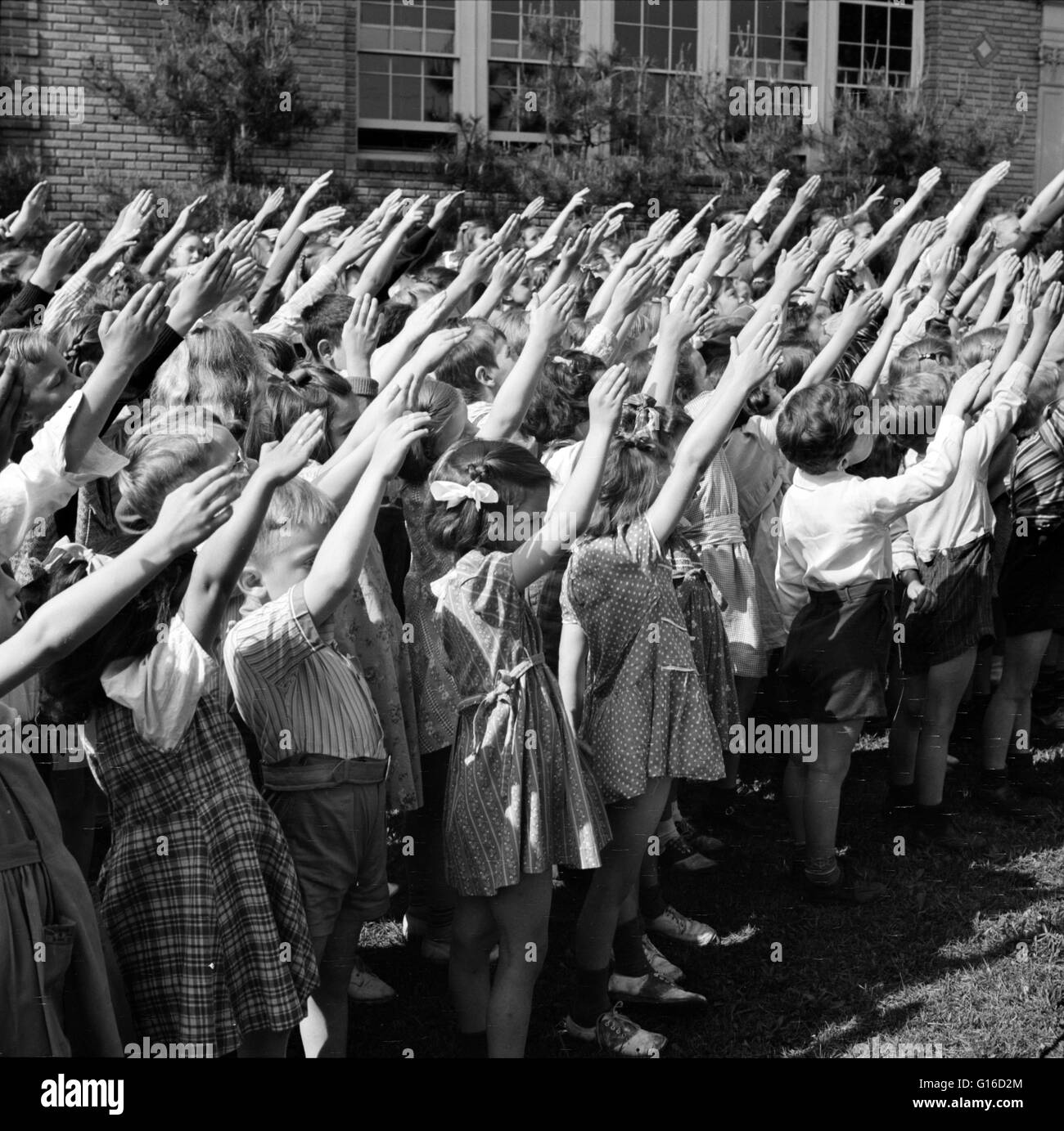 Bambini della Scuola di costituzione in pegno la loro fedeltà alla bandiera Southington, Connecticut fotografata da Fenno Jacobs, maggio 1942. Il giuramento di fedeltà è un voto solenne di lealtà e di supporto per il paese. "Giuro fedeltà alla bandiera degli Stati Uniti o Foto Stock