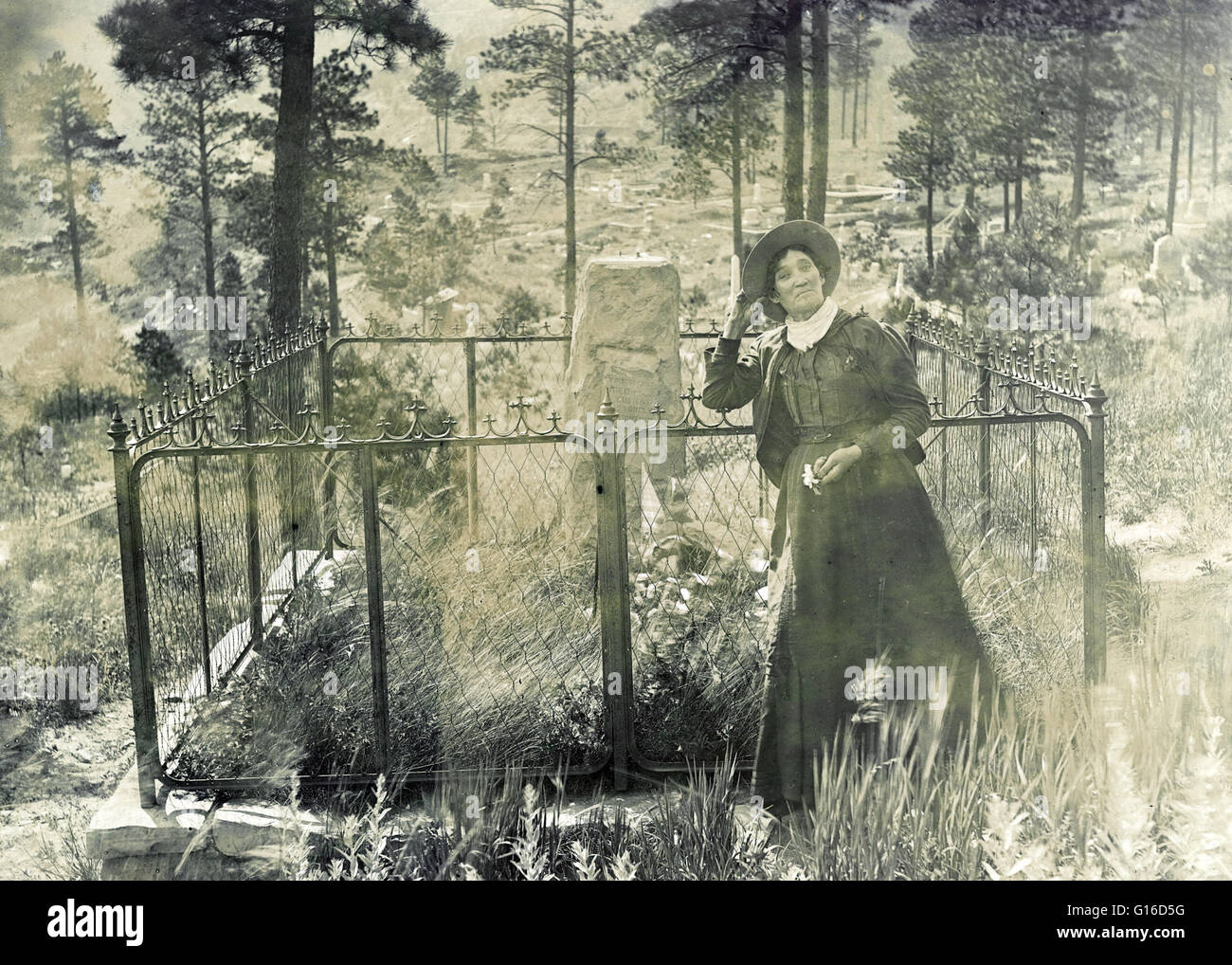 Martha Jane Burke, popolarmente noto come Calamity Jane, in piedi presso la tomba di Wild Bill Hickok in Mt. Il cimitero di Moria, Deadwood, South Dakota. Photogrpahed di J.A. Kumpf, 1903. Martha Jane Canary o Cannary (1 maggio 1852 - 1 agosto 1903), meglio noto come Foto Stock