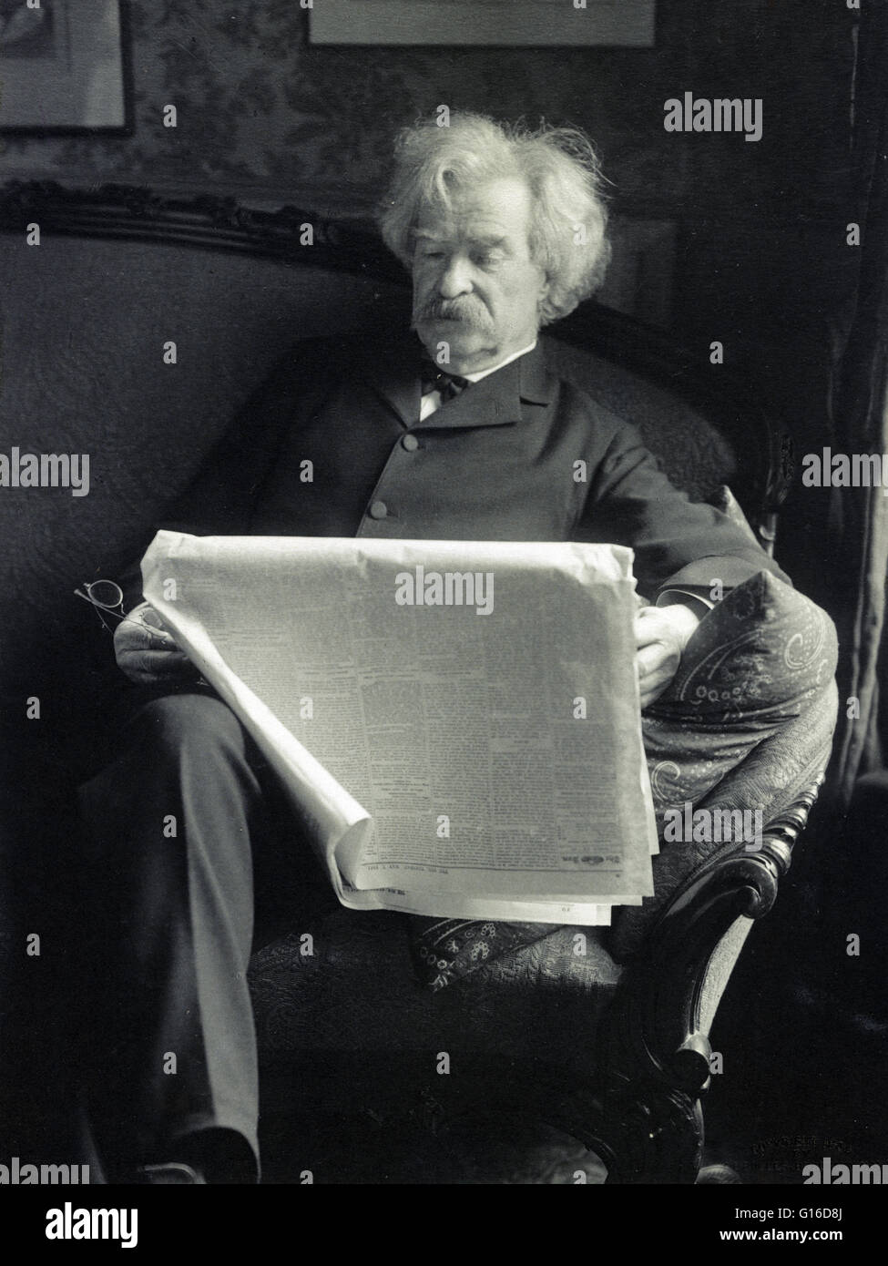 Samuel Langhorne Clemens, più comunemente nota come Mark Twain, seduto, leggendo un giornale fotografata da Charles E. Bolles, 1902. Samuel Langhorne Clemens (novembre 30, 1835 - 21 Aprile 1910) meglio conosciuto con il suo nome della penna Mark Twain, era un americano di autorità Foto Stock