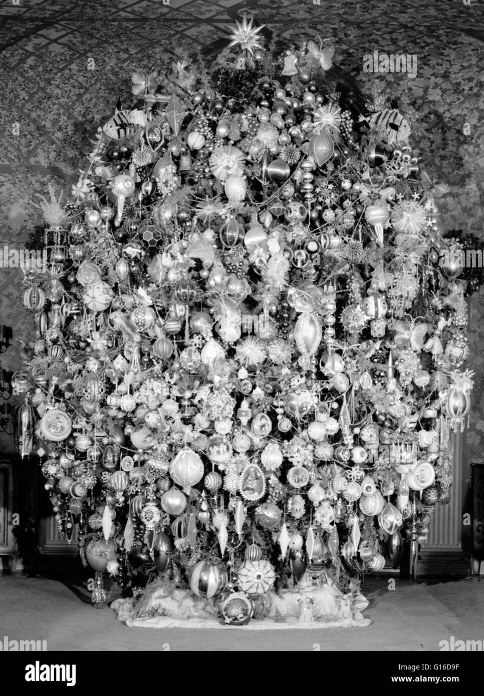 Titolo: "Camera con albero di Natale - Harold Lloyd station wagon, Beverly Hills Los Angeles County, CA. " Un albero di Natale è una decorate albero, di solito una conifera sempreverde come l'abete, pino, abete o associato con la celebrazione del Natale. La struttura è stata t Foto Stock