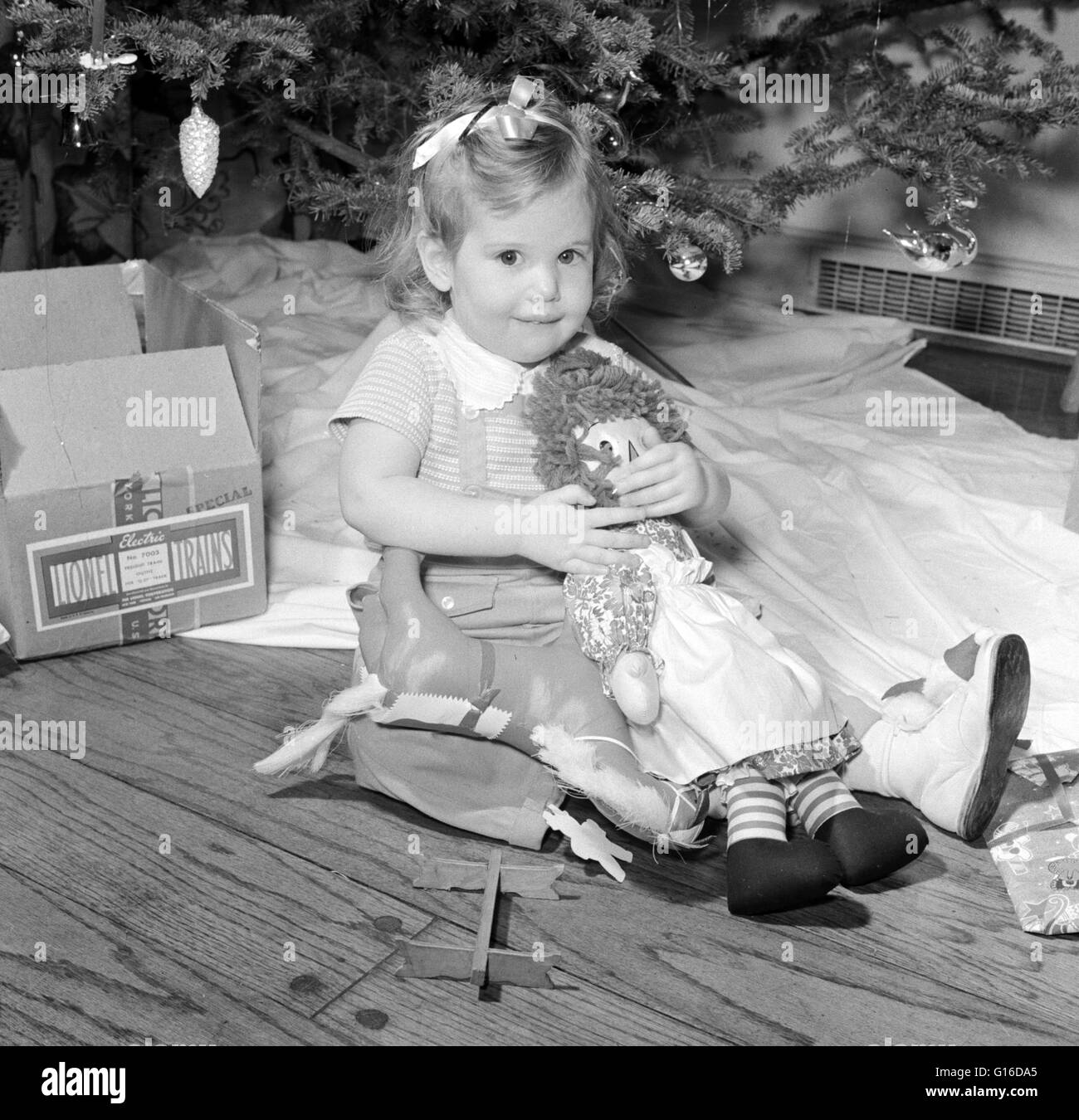 Titolo: ' il Natale nella casa di un esecutivo governativo, Virginia." Lo scambio di doni è uno degli aspetti fondamentali della moderna celebrazione di Natale, rendendolo il più redditizio dell anno per i rivenditori al dettaglio e aziende di tutto il mondo. S Foto Stock