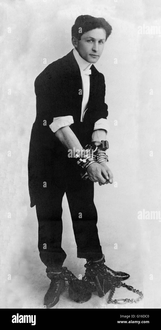 Titolo: "Harry Houdini in catene', 1905 fotografia è parte del McManus-Young collezione. Harry Houdini (Marzo 24, 1874 - 31 ottobre 1926) era un Hungarian-American illusionista e stunt performer, nota per la sua sensazionale atti di fuga. Ha iniziato la sua m Foto Stock