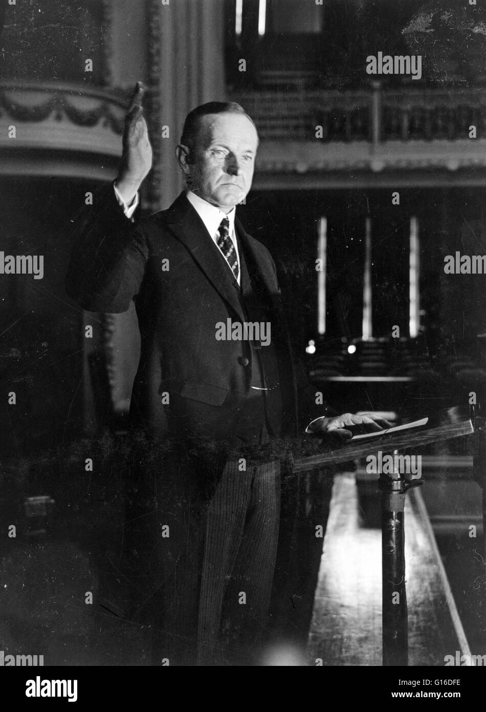 President Coolidge rendendo il suo discorso di accettazione, 1924. John Calvin Coolidge, Jr. (Luglio 4, 1872 - Gennaio 5, 1933) era il trentesimo Presidente degli Stati Uniti (1923-1929). Un avvocato repubblicano dal Vermont, Coolidge ha lavorato il suo modo fino alla scaletta di Massac Foto Stock