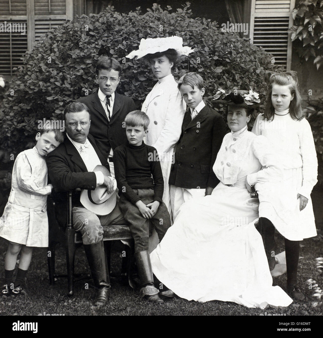 Il Roosevelts in posa per una foto di famiglia, 1903. Teodoro "" di Teddy Roosevelt (Ottobre 27, 1858 - Gennaio 6, 1919) era il ventiseiesimo Presidente degli Stati Uniti (1901-1909). Egli si fa notare per la sua personalità esuberante, gamma di interessi e di conquiste, e Foto Stock