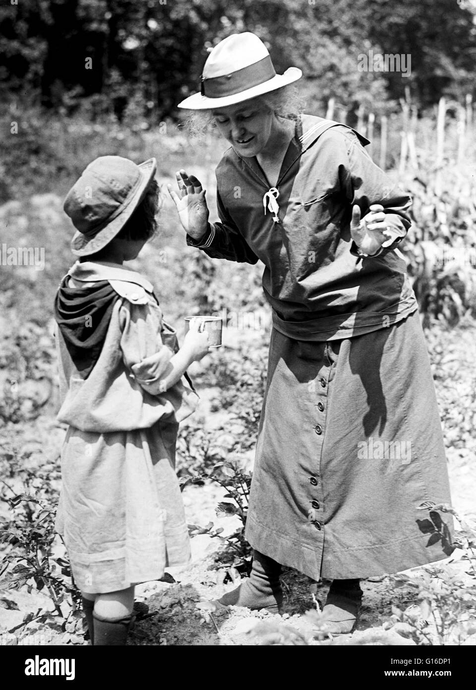 Girl Scouts picnic a casa di Mr.s Herbert Hoover. Lou Henry Hoover (29 marzo 1874 - 7 gennaio 1944) era la moglie di Herbert Hoover e servita come First Lady degli Stati Uniti dal 1929 al 1933. Ha servito come il Presidente nazionale delle Ragazze Scout Foto Stock