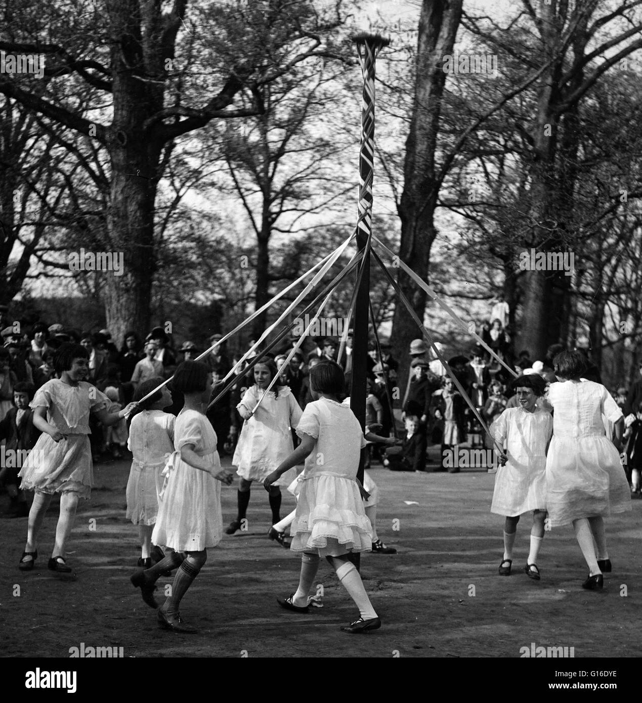 Intitolata " Parchi Gioco, giorno di maggio. Può pole dance.' Maypole la danza è una forma di ballo folk provenienti da Germania, Inghilterra e Svezia. Ci sono due forme. Il primo e più popolare è costituita da ballerini che eseguono danze di cerchio intorno a un alto garland-addobba po Foto Stock