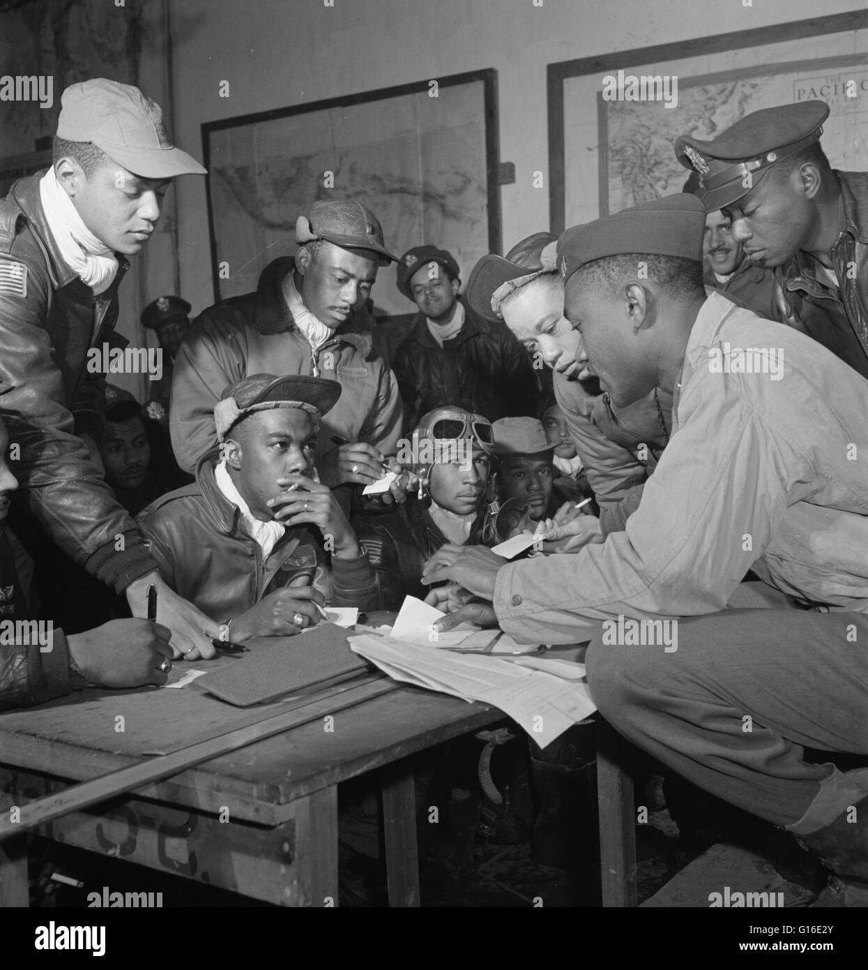 Titolo: "Tuskegee aviatori a Ramitelli, Italia " mostra diverse Tuskegee avieri. Prima fila, da sinistra a destra: unidentified airman; Jimmie D. Wheeler (con gli occhiali); Emile G. Clifton panno (cap) San Francisco, CA, classe 44-B. In piedi da sinistra a destra: Ronald W. R Foto Stock