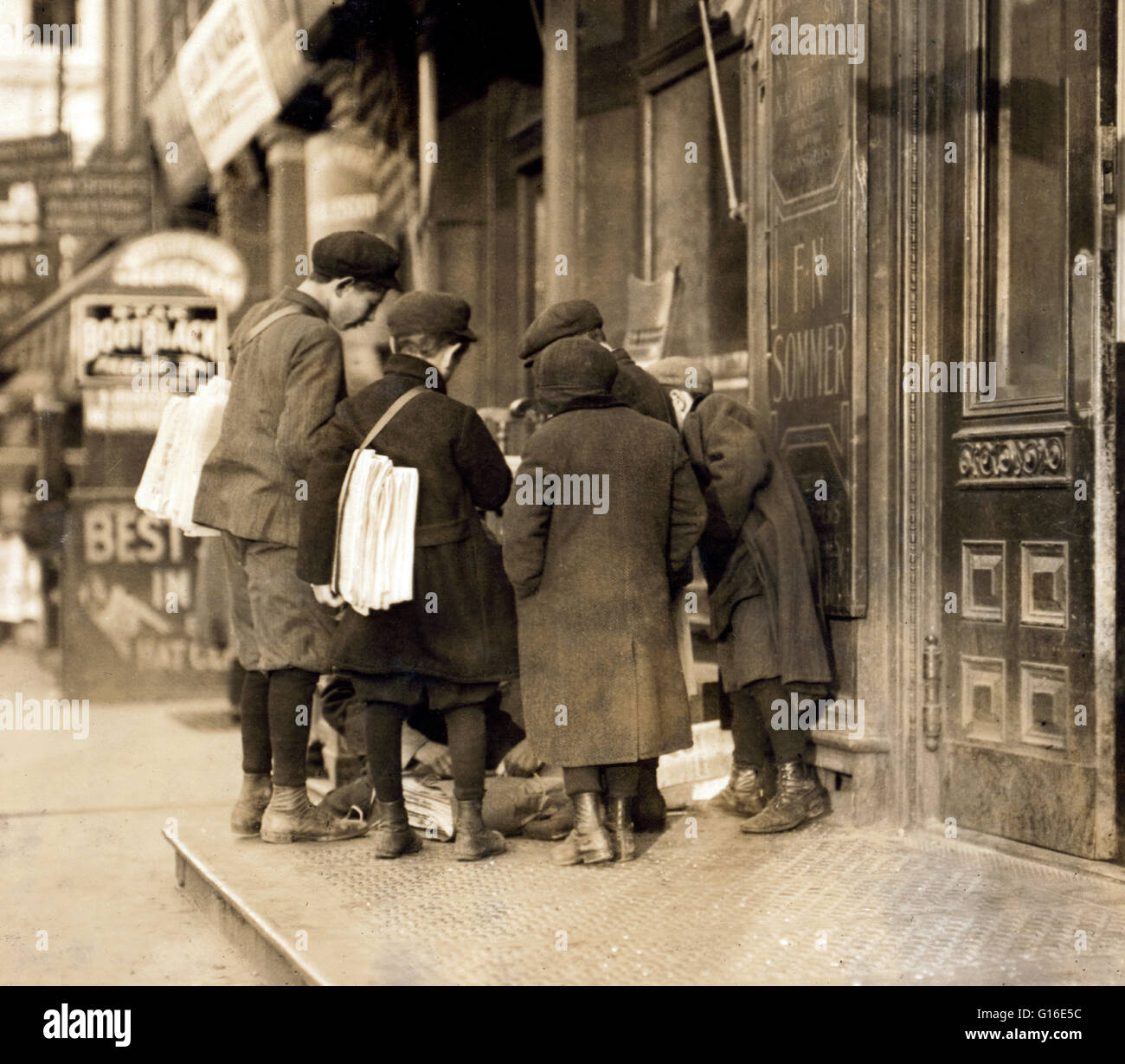 Titolo: "ome di Newark del piccolo newsboys. Posizione: Newark, New Jersey. Dicembre 1909." La posizione della paperboy occupa un posto di rilievo in molti paesi tra cui gli Stati Uniti, Canada, Regno Unito, Australia, Nuova Zelanda, Irlanda e japa Foto Stock