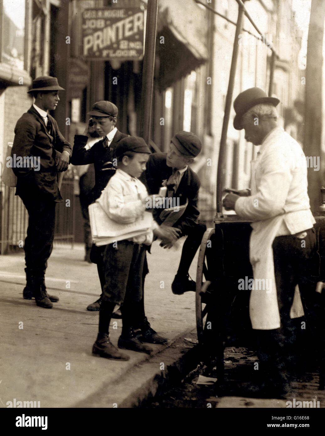 Titolo: "Dove alcuni dei newsboy il denaro va. Posizione: Wilmington, Delaware. Maggio 1910." La posizione della paperboy occupa un posto di rilievo in molti paesi tra cui gli Stati Uniti, Canada, Regno Unito, Australia, Nuova Zelanda, Irlanda, e Foto Stock