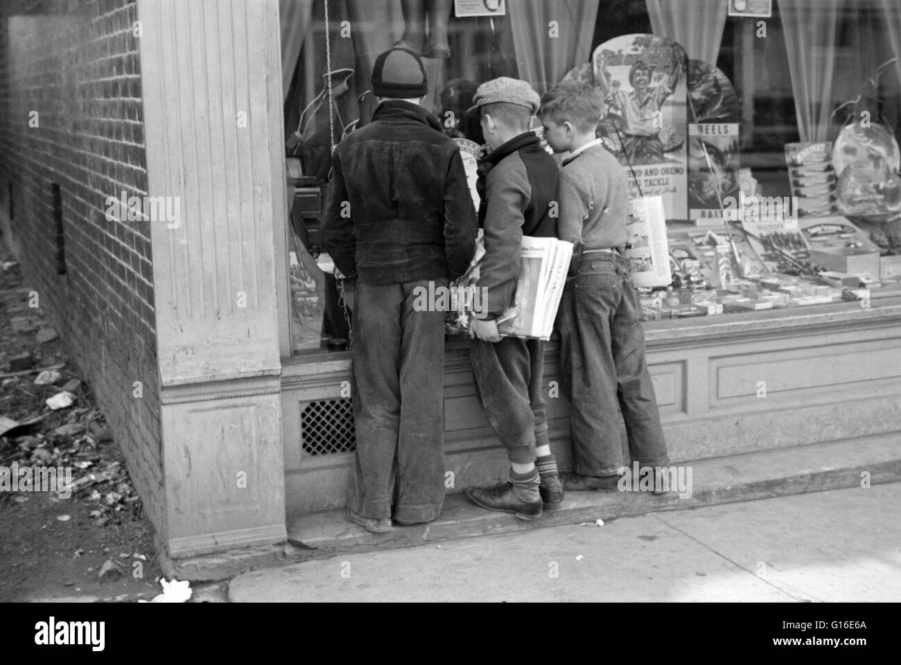 Titolo: "Newsboys ammirando sporting goods, Jackson, Ohio. Aprile 1936." La posizione della paperboy occupa un posto di rilievo in molti paesi tra cui gli Stati Uniti, Canada, Regno Unito, Australia, Nuova Zelanda, Irlanda e Giappone. Questo è becaus Foto Stock