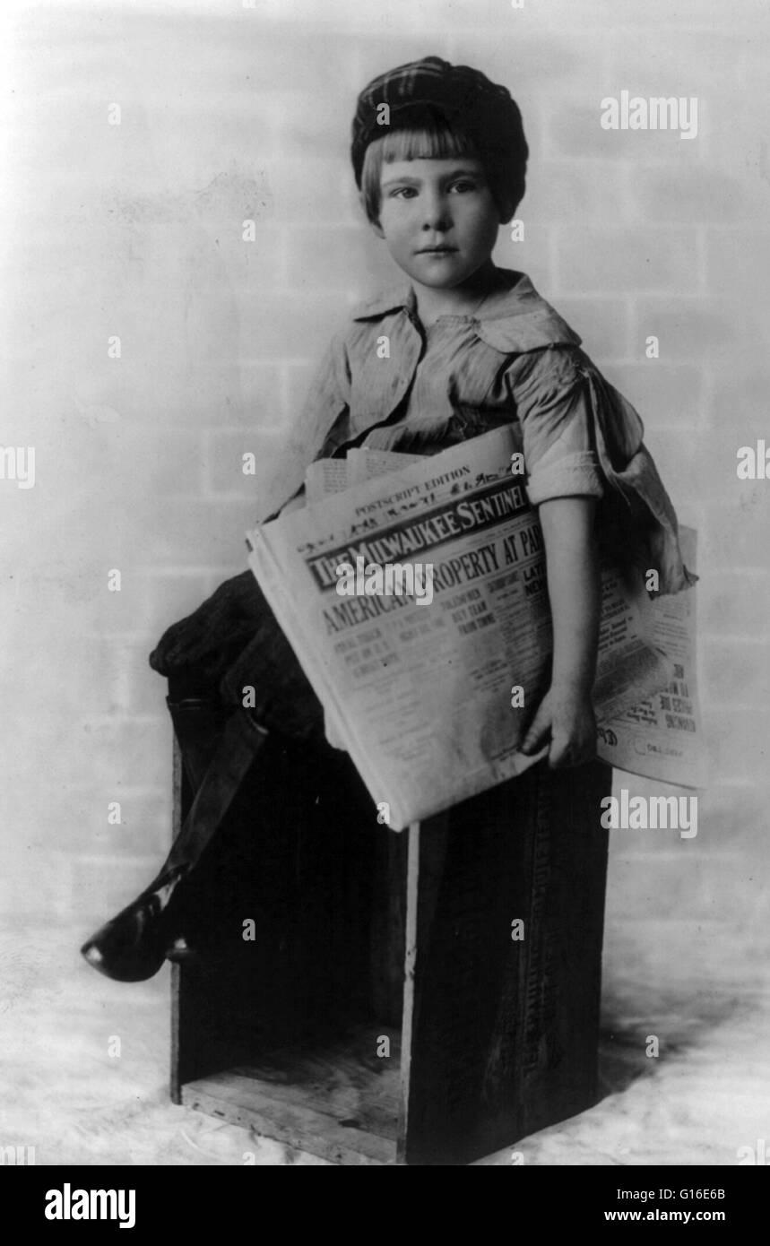 Titolo: "Ragazzo posato con una copia della sentinella di Milwaukee. Aprile 27, 1916. ' La posizione della paperboy occupa un posto di rilievo in molti paesi tra cui gli Stati Uniti, Canada, Regno Unito, Australia, Nuova Zelanda, Irlanda e Giappone. Questo è b Foto Stock