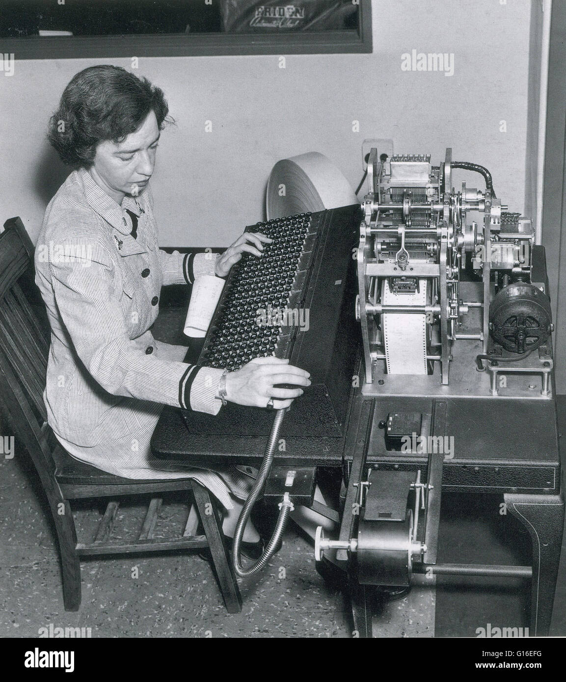 Tramoggia funziona su un nastro manuale punch computer, 1944. Grace Murray Hopper (9 dicembre 1906 - 1 gennaio 1992) era un americano lo scienziato di computer e la marina degli Stati Uniti ammiraglio posteriore. Un pioniere in questo campo, lei è stato uno dei primi programmatori di Harvar Foto Stock